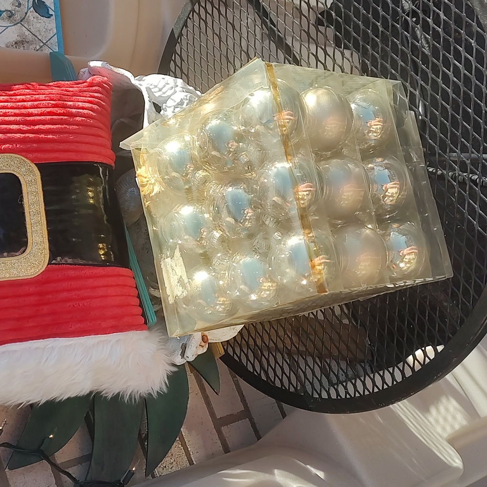 Gold/27/ Christmas Ornaments